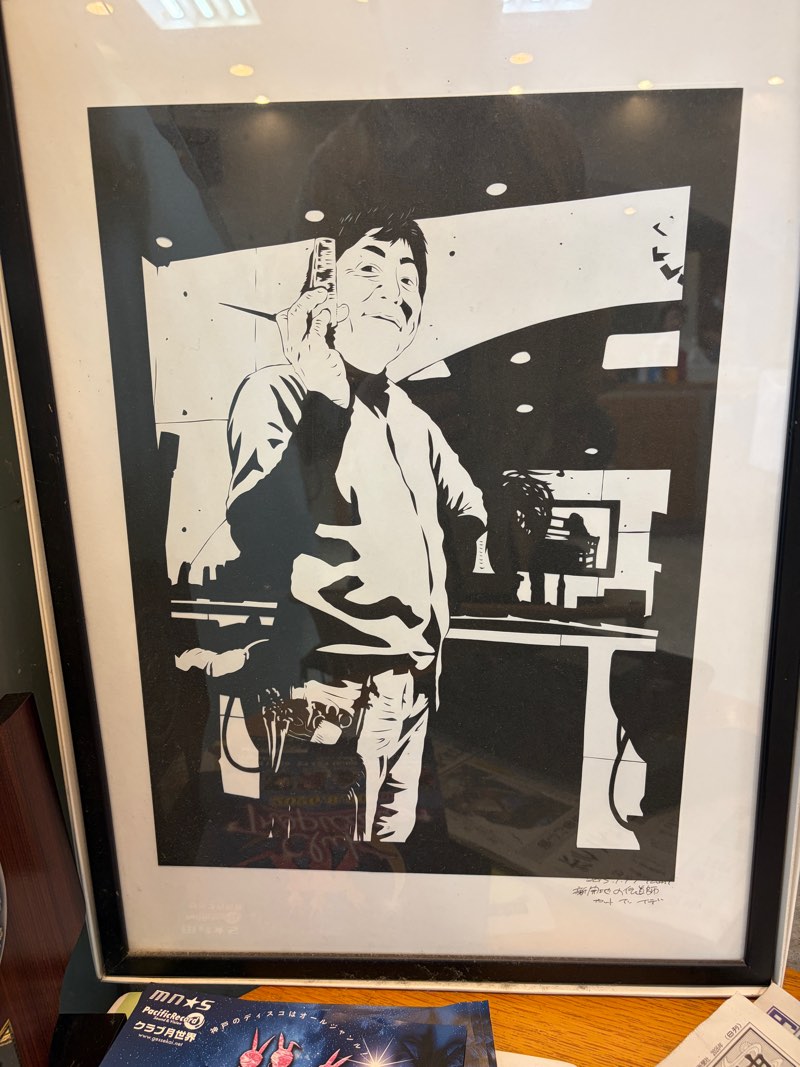 店内に飾られたモノクロの切り絵作品
